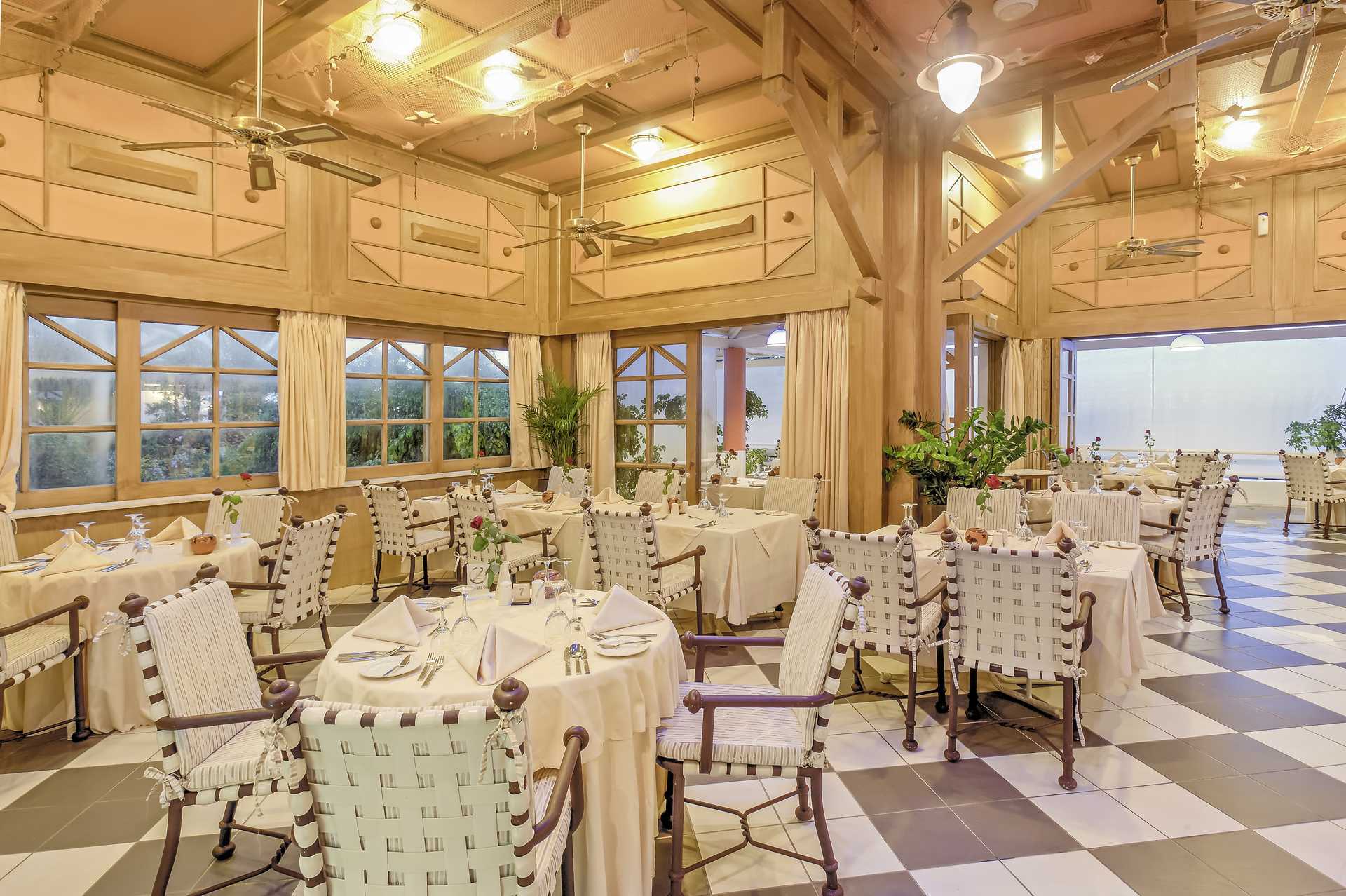 Artemis-taverna Aldemar Knossos Royal -hotellissa Hersonissoksessa Kreetalla.