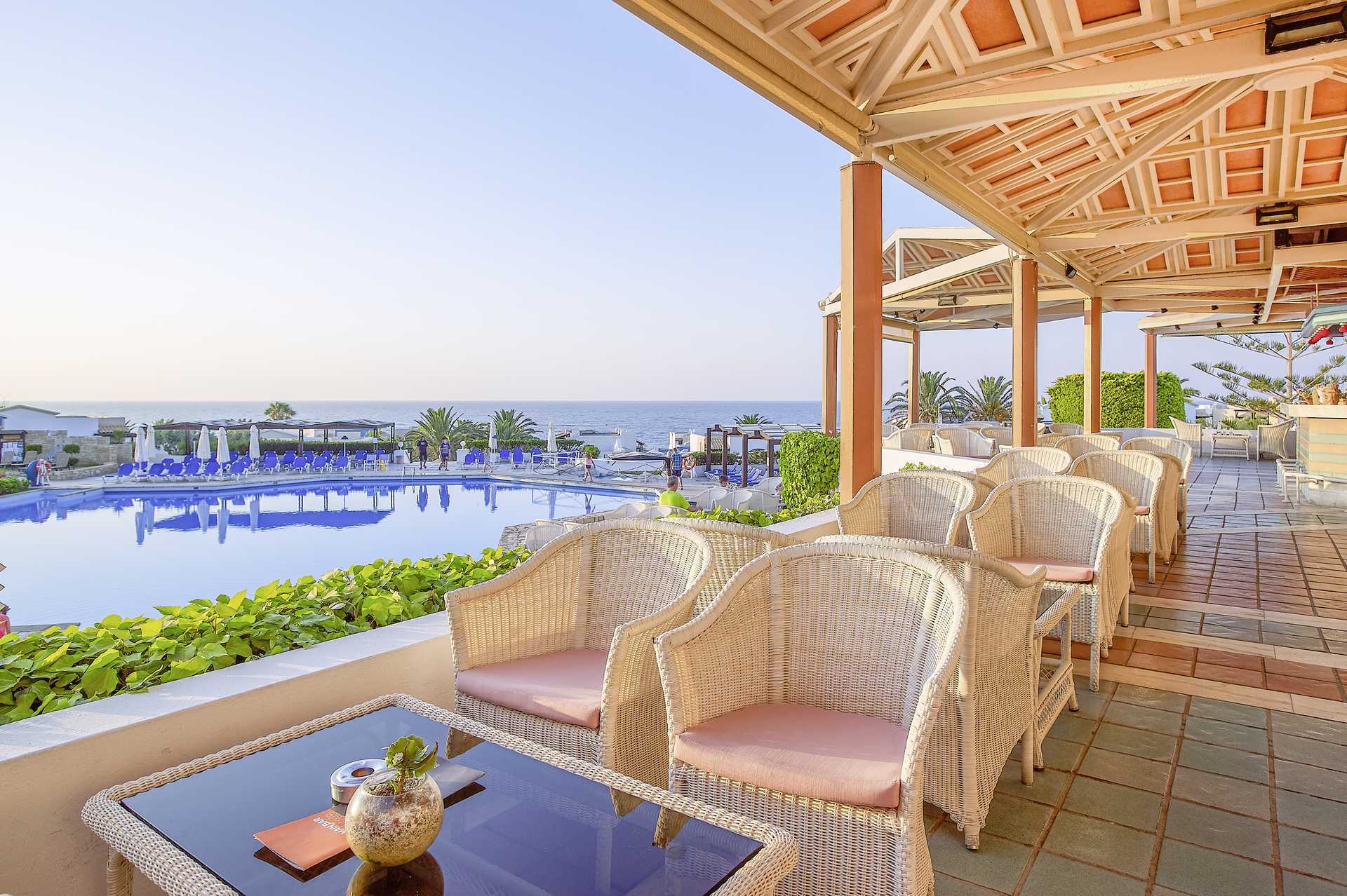 Allasbaari Aldemar Knossos Royal -hotellissa Hersonissoksessa Kreetalla.