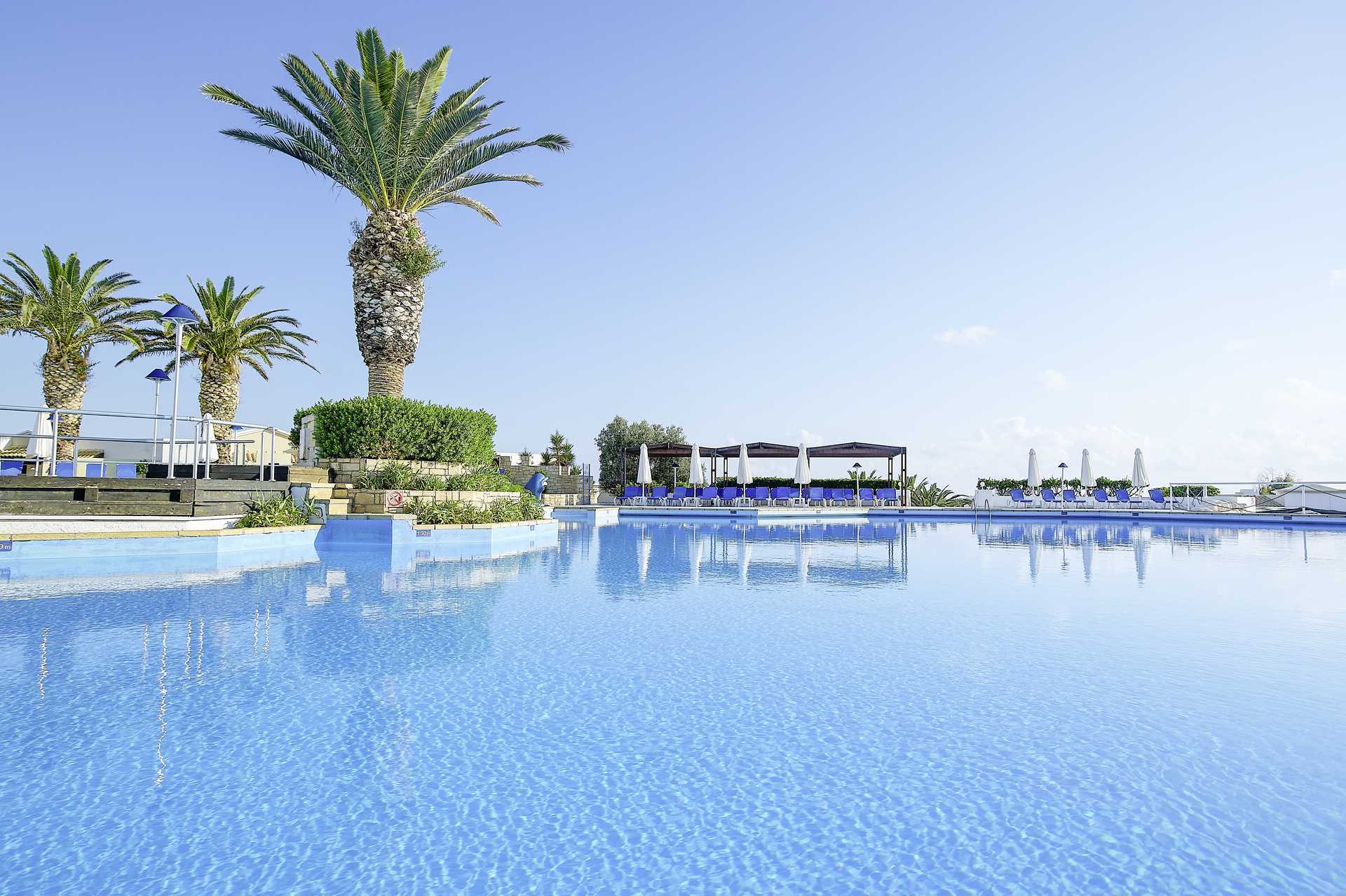 Allasalue Aldemar Knossos Royalissa Hersonissoksessa Kreetalla.