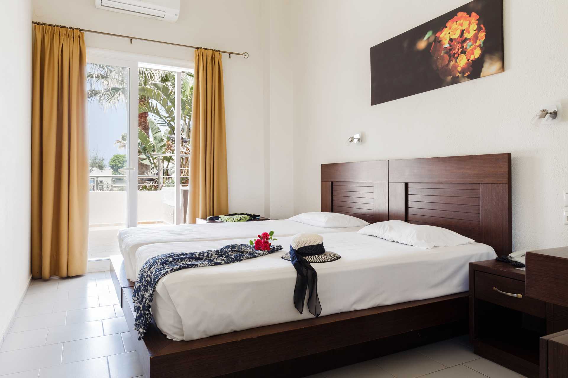 Kolmio hotelli Ideal Beachissä Kreetalla, Kreikassa.