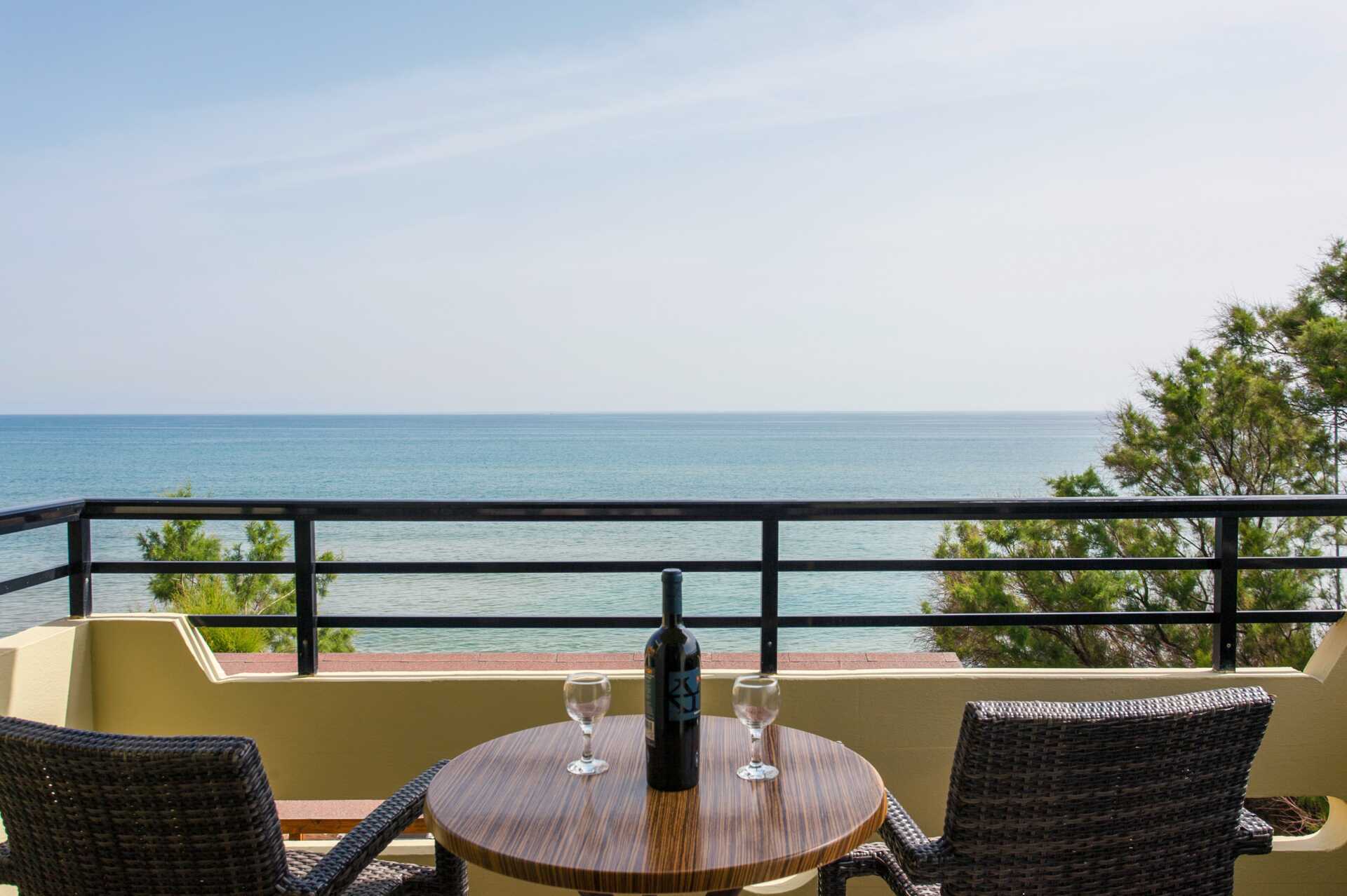 Kolmio merinäköalalla, Hotelli Faros, Kato Stalos, Kreeta.