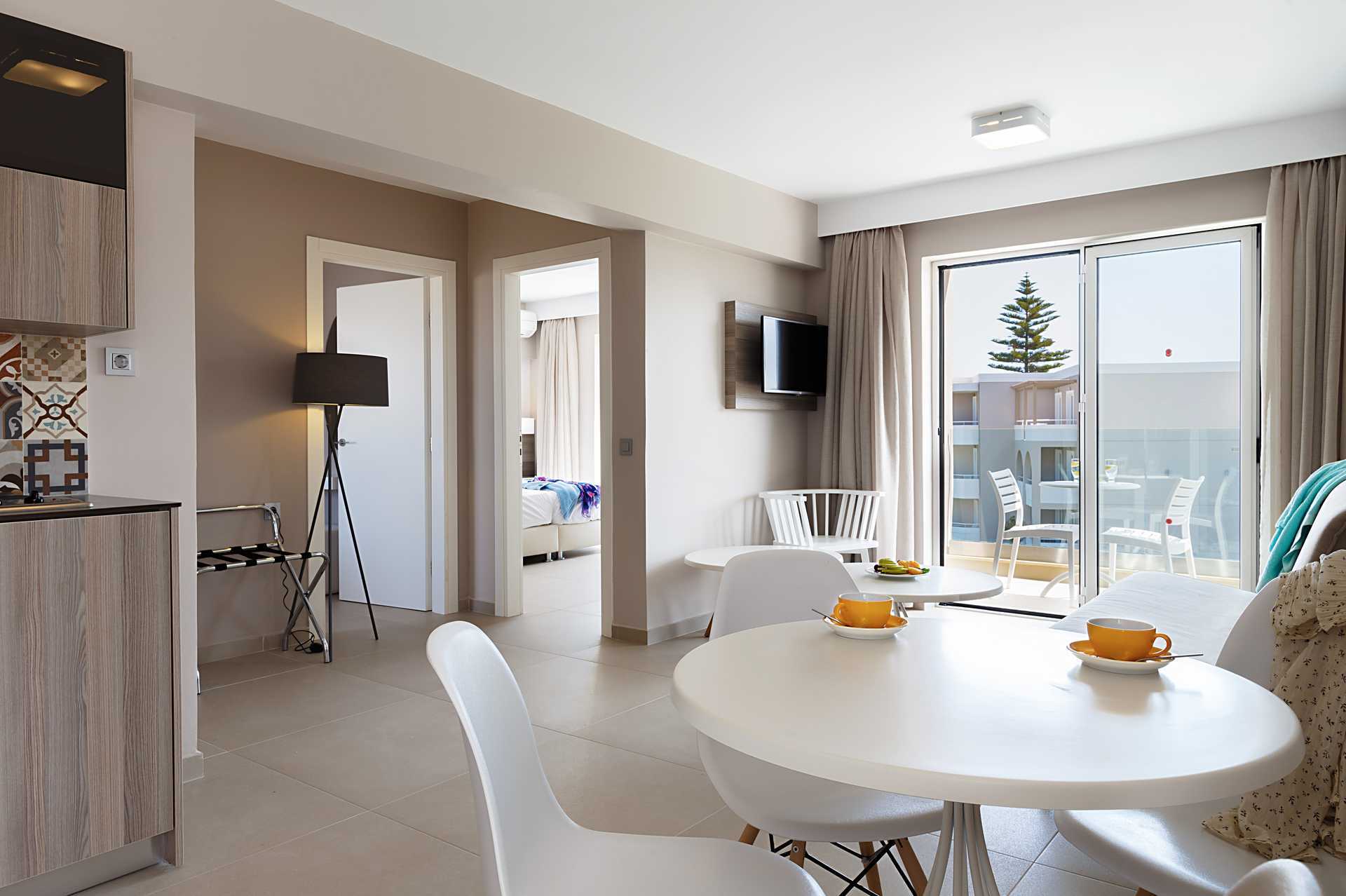 Kolmio Santa Helenan rannalla Plataniaksessa Kreetalla.