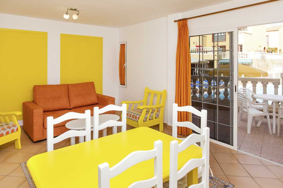 Kolmio tynnyrilattiassa hotelli Maxorata Beachissä Corralejossa, Fuerteventuralla.