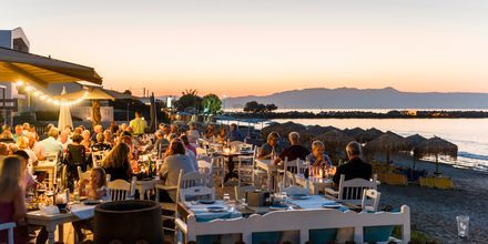 Nauti herkullinen illallinen Olive Tree -ravintolassa. Platanias, Kreeta, Kreikka.