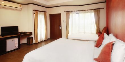 Kahden hengen huone bungalowissa, hotelli Lanta Sand Resort & Spa. Koh Lanta, Thaimaa.