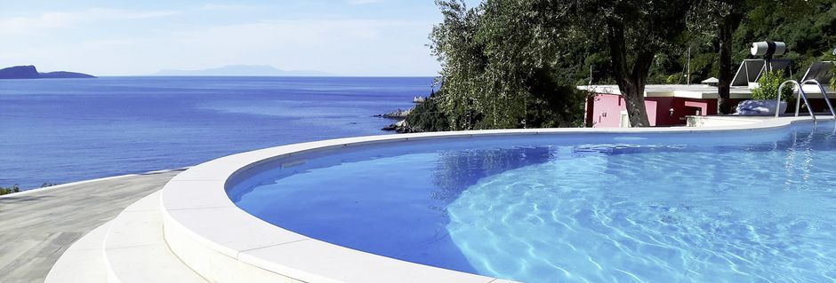 Näkymä altaalta, hotelli Lichnos Bay Village. Parga, Kreikka.