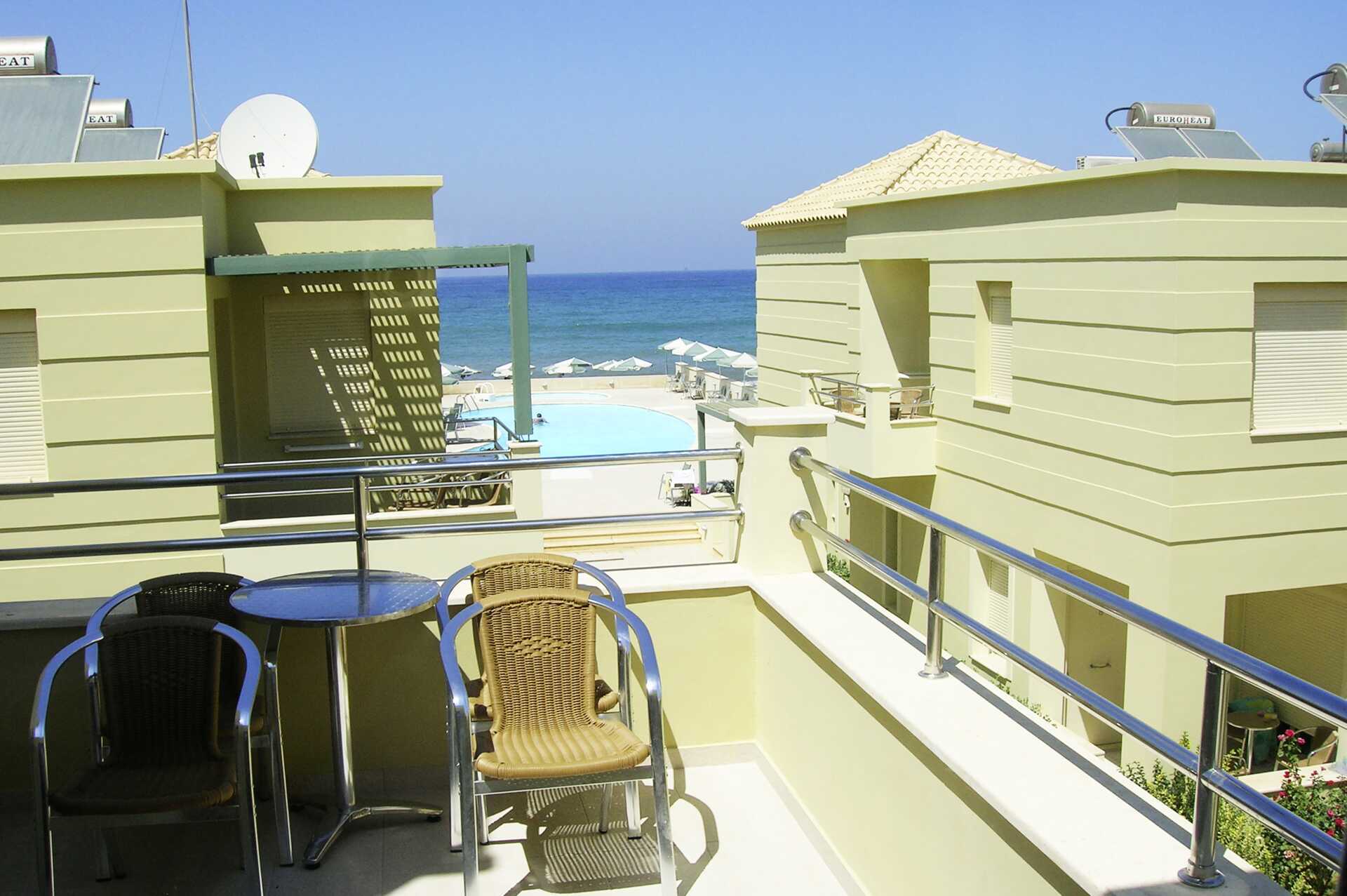 Parveke hotelli Lissosissa Plataniaksessa Kreetalla, Kreikassa.