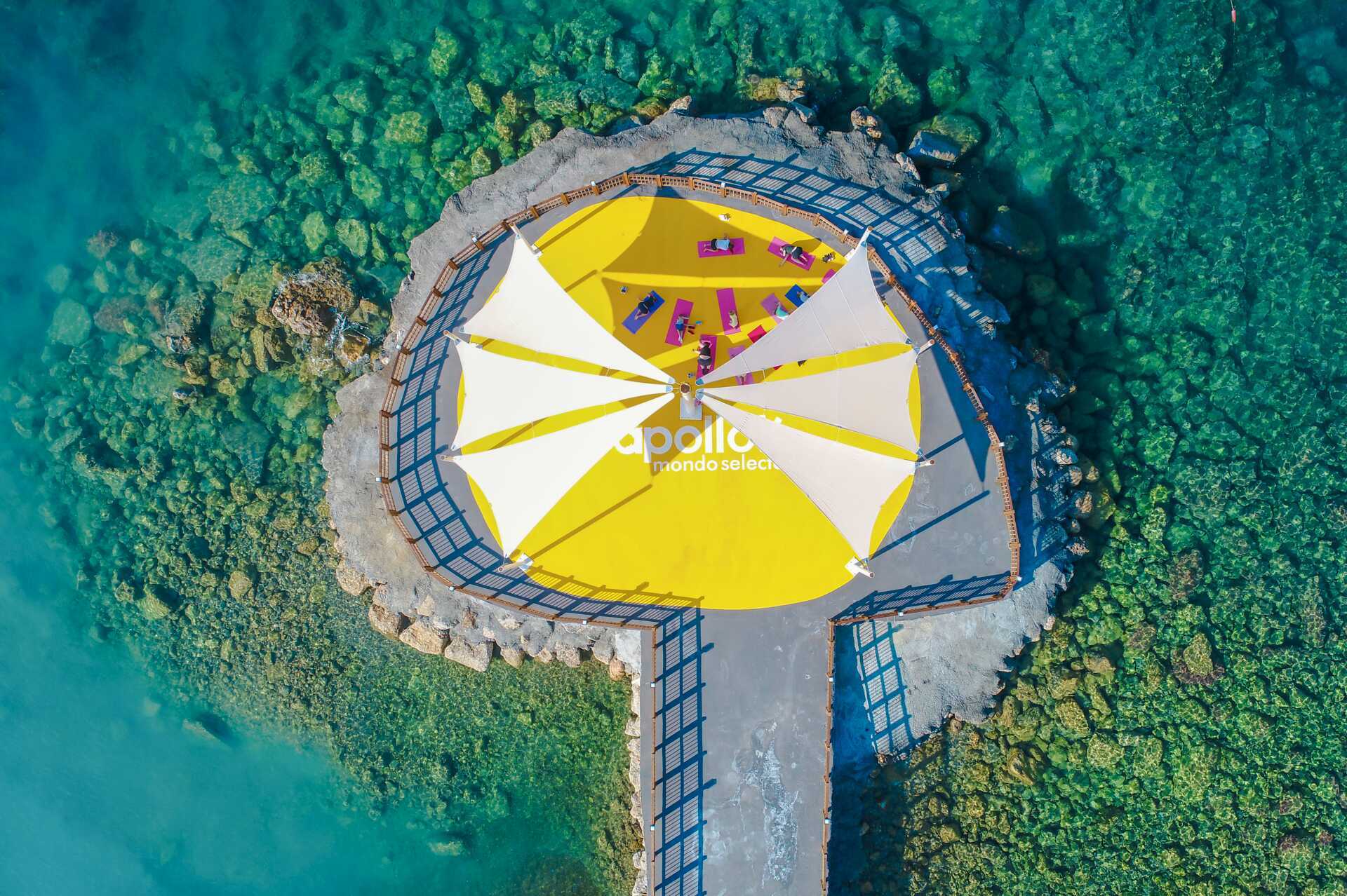 Gold Island -hotellissa joogakansi on laiturilla.