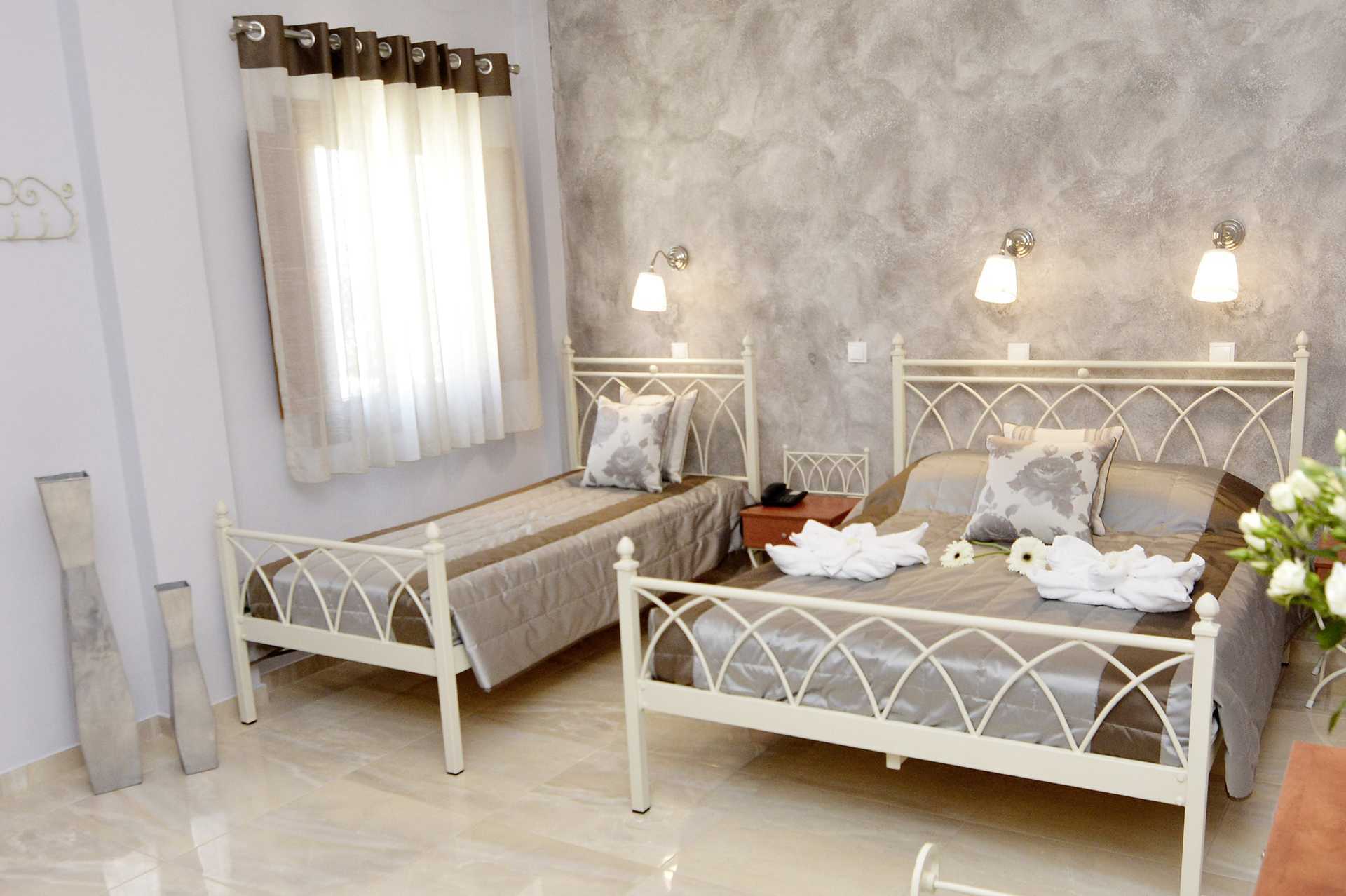 Makuuhuone remontoidussa kaksiossa hotelli Polydefkis, Kamari.