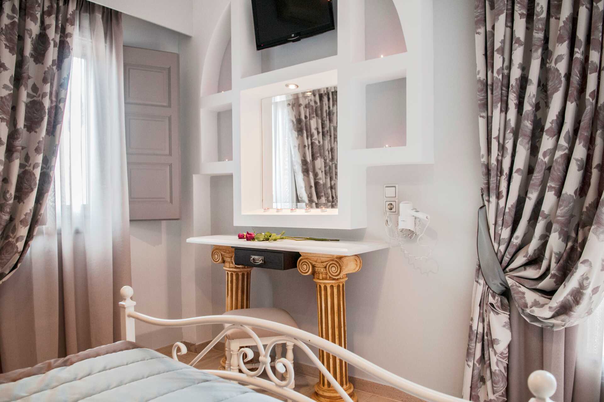 Makuuhuone remontoidussa kaksiossa hotelli Polydefkis Kamarissa, Santorinilla, Kreikassa.