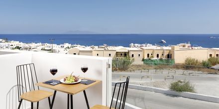 Superior-huoneen parveke. Hotelli Mar & Mar Crown Suites, Santorini, Kreikka.
