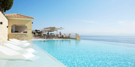 Allas ja allasbaari Aquavit, Hotelli MarBella Nido Suite Hotel & Villas, Korfu.