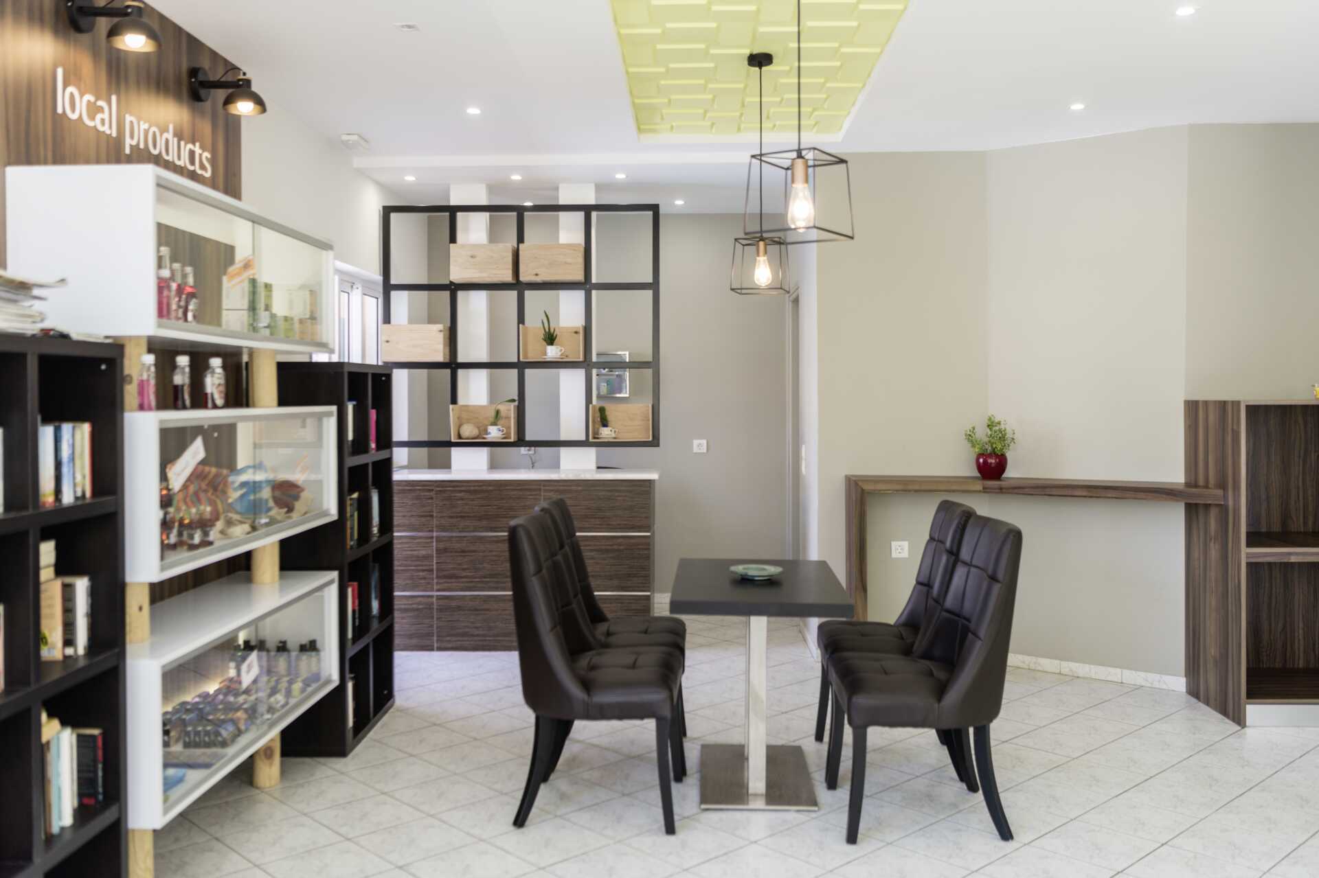 Paikallisia tuotteita myytävänä. Hotelli Mary, Platanias, Kreeta, Kreikka.