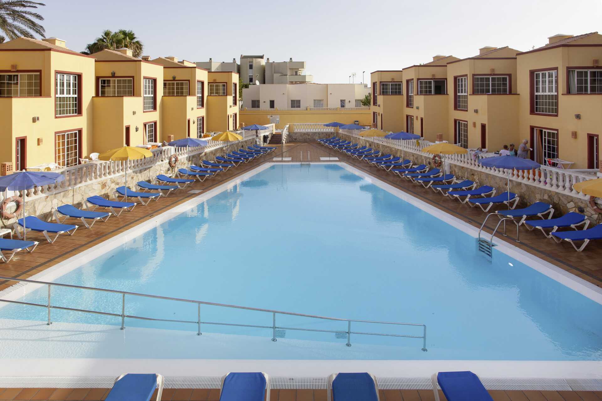 Uima-allas Maxorata Beach -hotellissa Corralejossa, Fuerteventuralla.