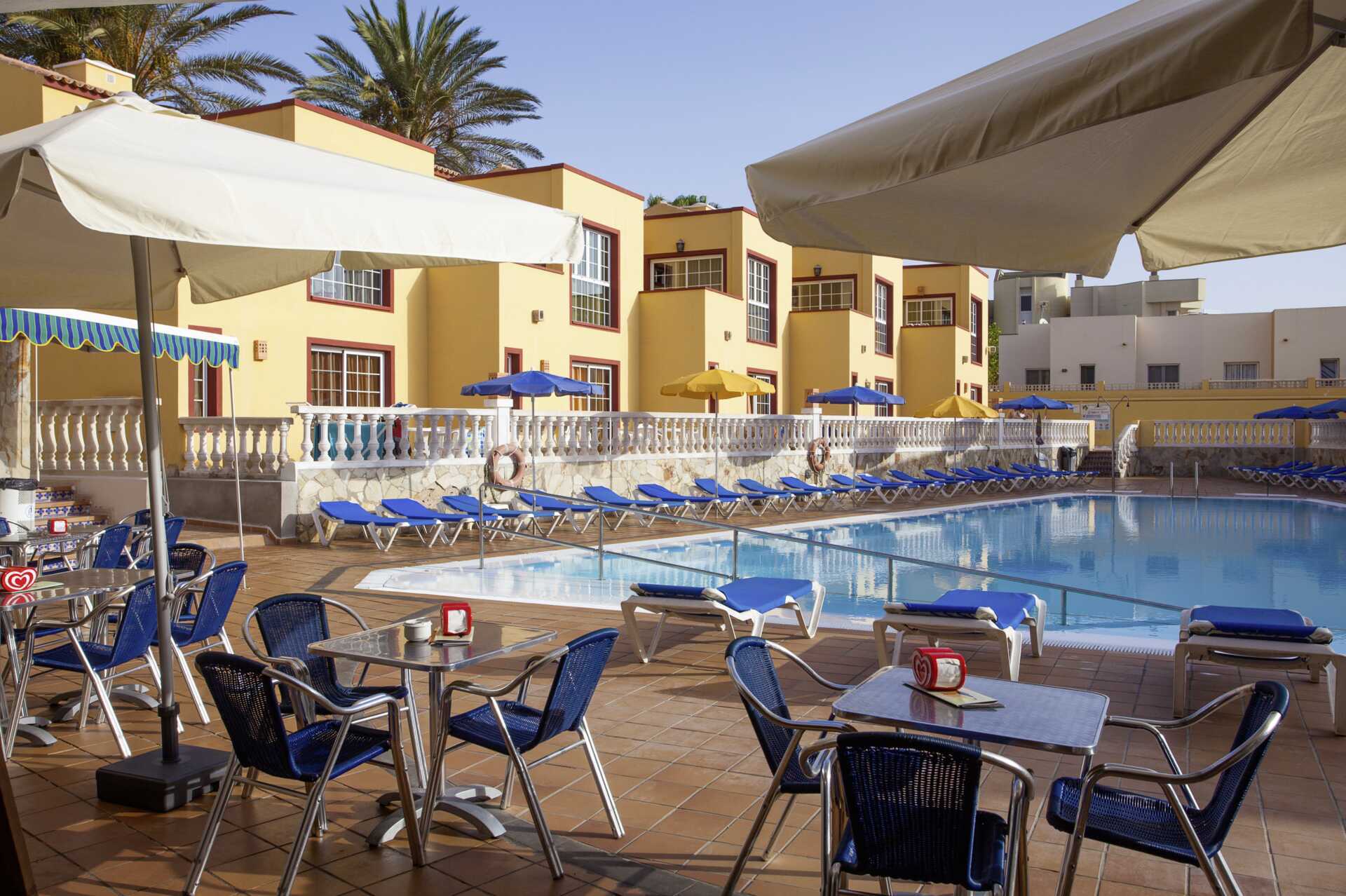 Uima-allasalue Maxorata Beach -hotellissa Corralejossa, Fuerteventuralla.