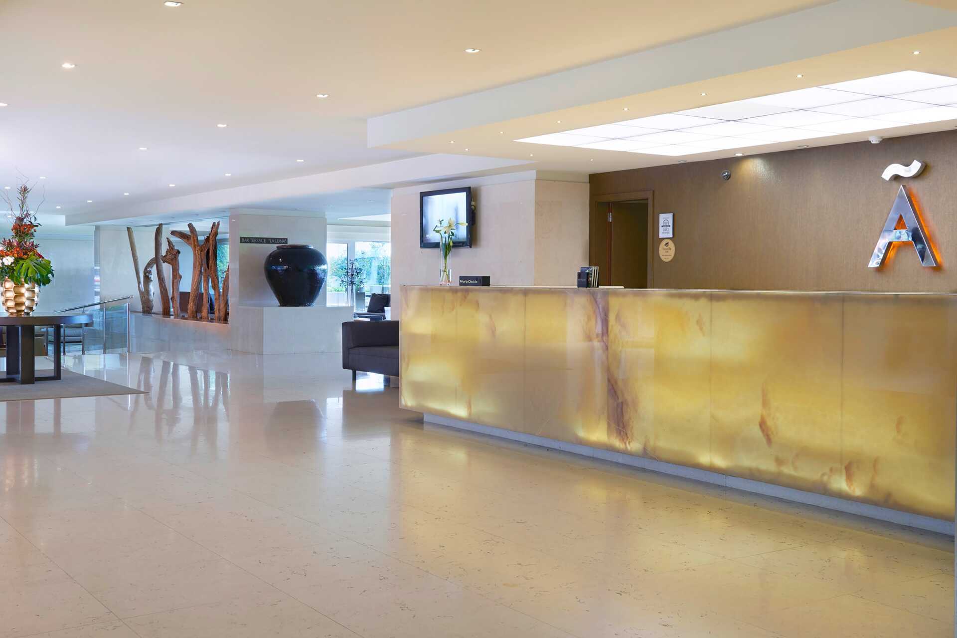 Vastaanotto, hotelli Melia Madeira Mare, Madeiralla, Portugalissa.