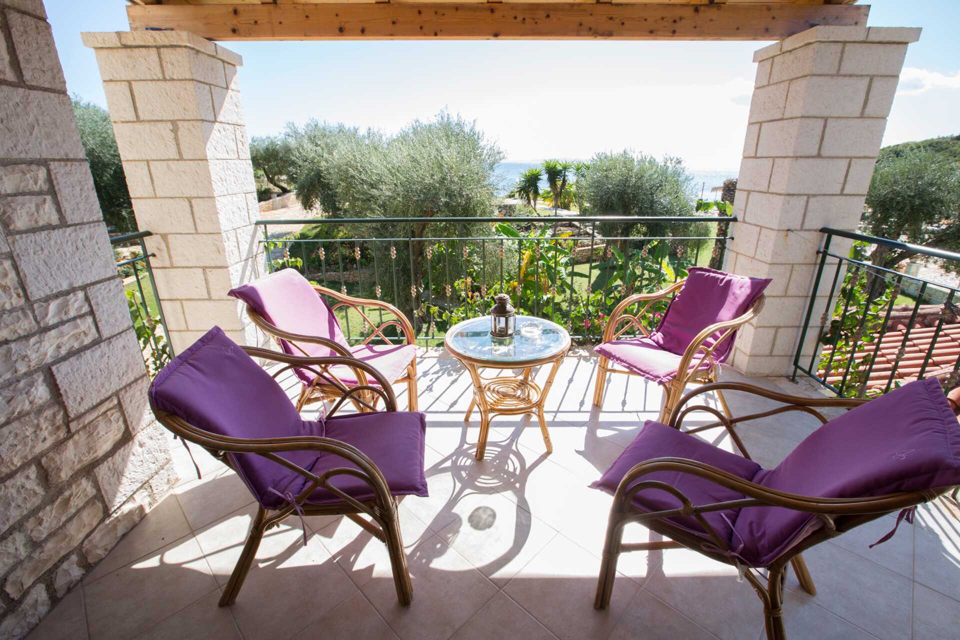 Terassi hotelli Mikros Paradisosissa Sivotassa.