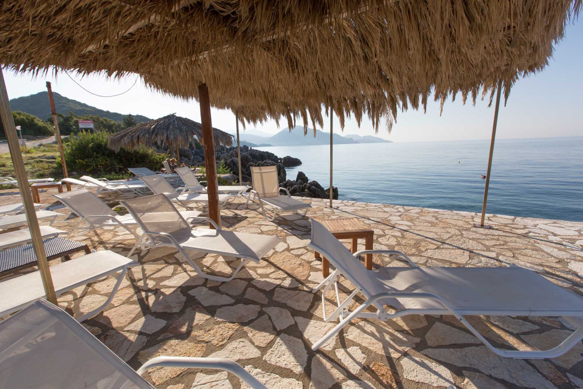 Ranta hotelli Mikros Paradisosissa Sivotassa.