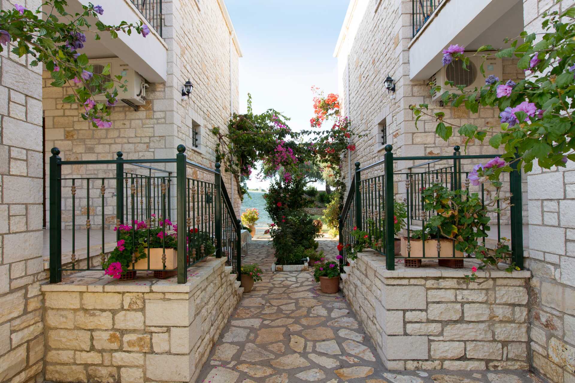 Hotel Mikros Paradisoksen hotellialue Sivotassa.