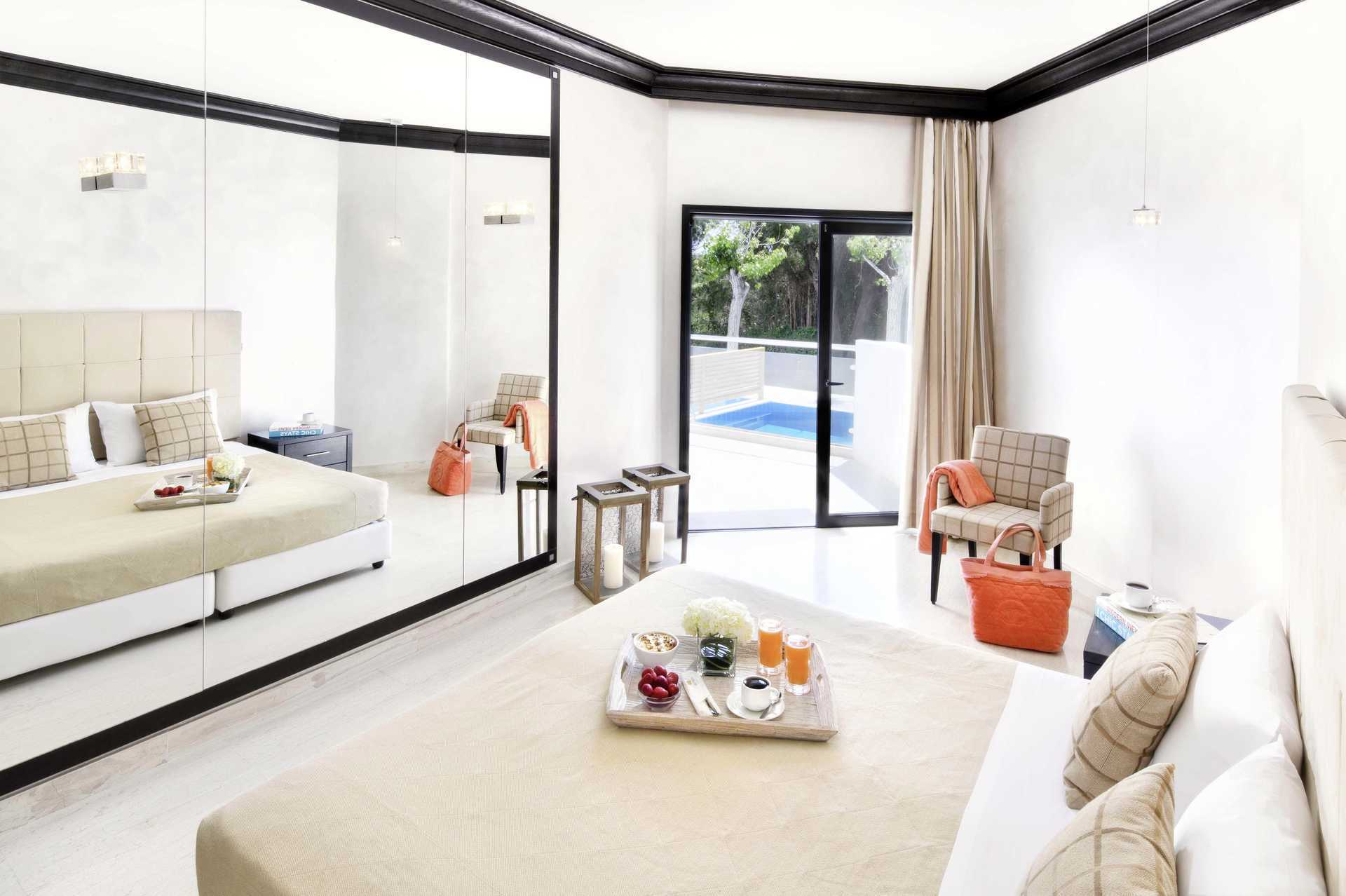 Kahden hengen huoneita omalla altaalla