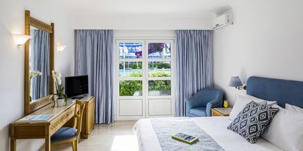 Kahden hengen huone Mitsis Ramira Beach -hotellissa Psalidissa Kosissa.