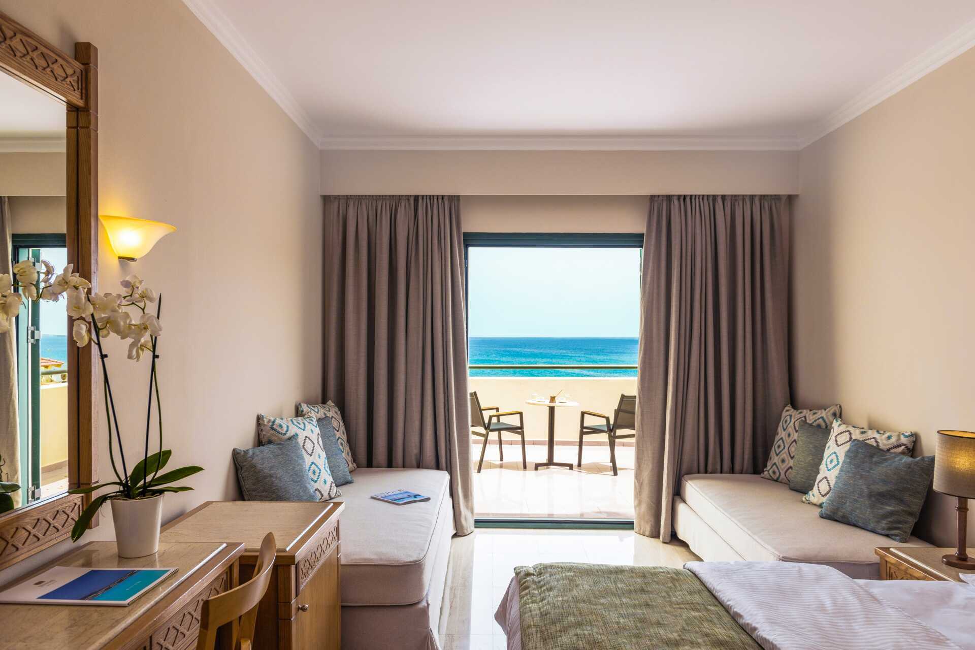 Kahden hengen huone bungalowissa merinäköalalla.