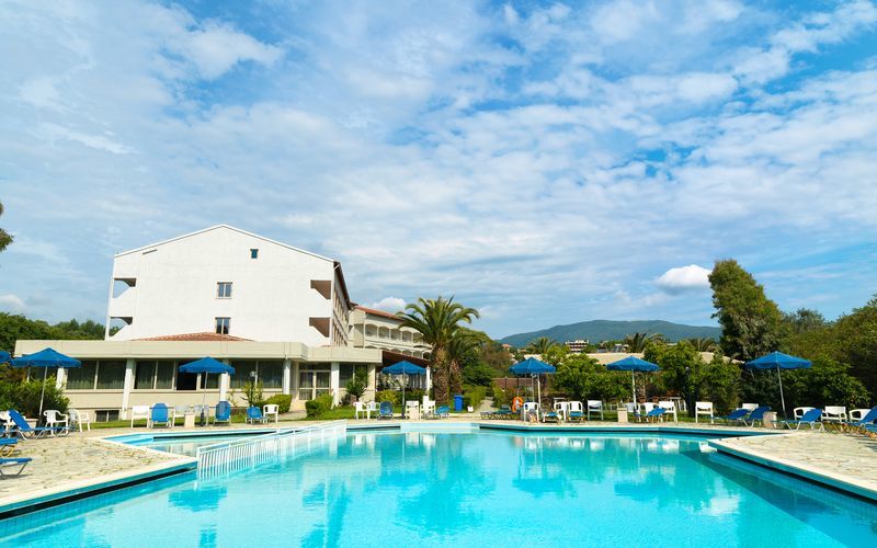 Allasalue. Hotelli Livadi Nafsika, Dassia, Korfu, Kreikka.