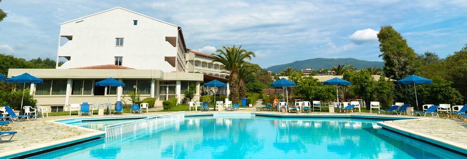Allasalue. Hotelli Livadi Nafsika, Dassia, Korfu, Kreikka.