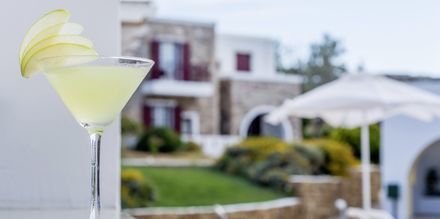 Nauti hyvästä drinkistä auringossa oleilun jälkeen, hotelli Naxos Palace. Agios Prokopios, Naxo
