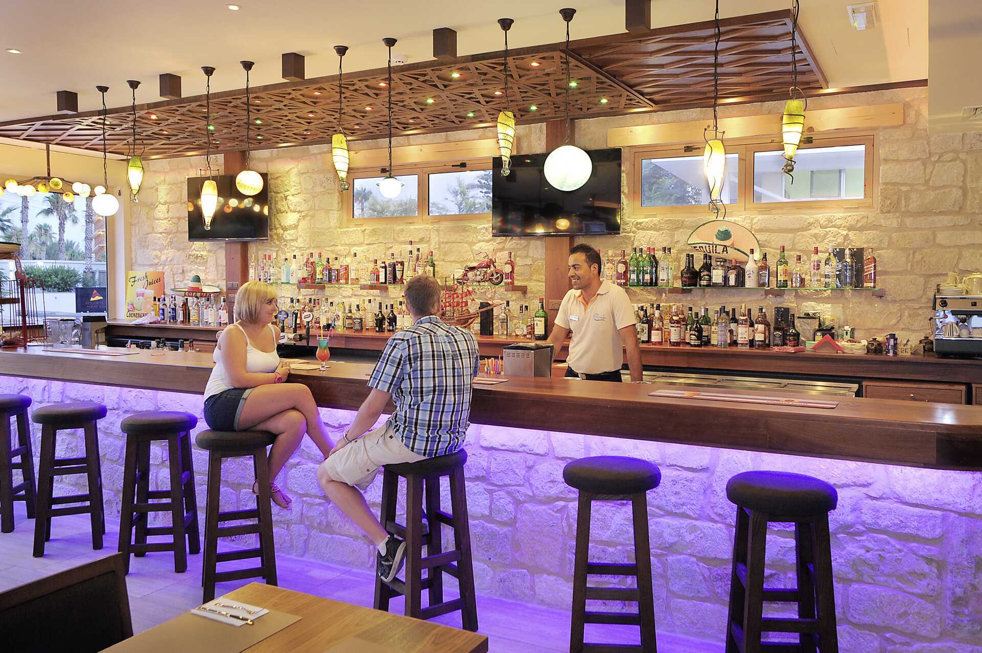 Hotelli Nelia Gardensin baari, Ayia Napa.