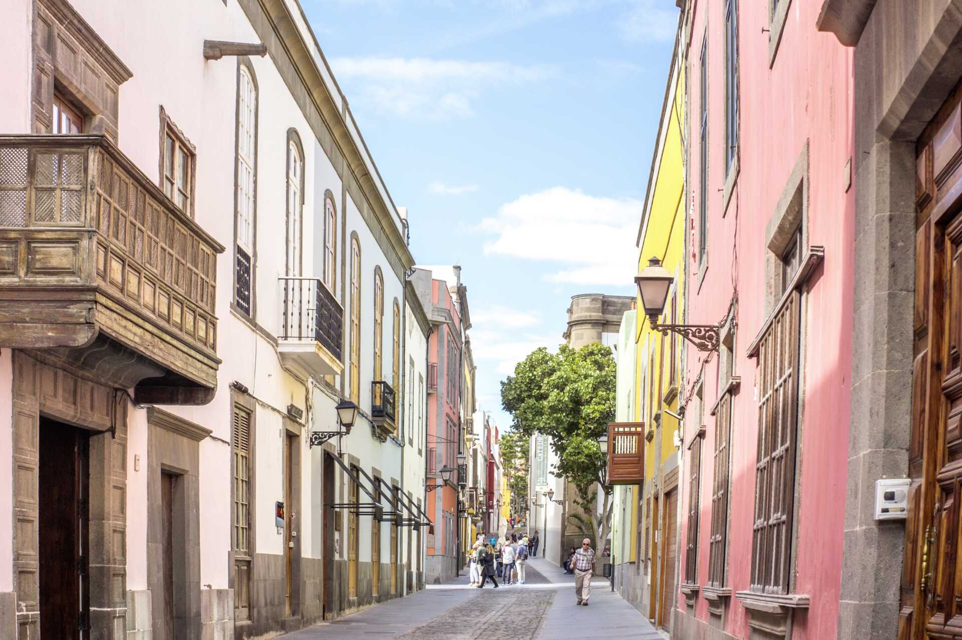 Kävele viihtyisiä katuja pitkin Las Palmasissa.