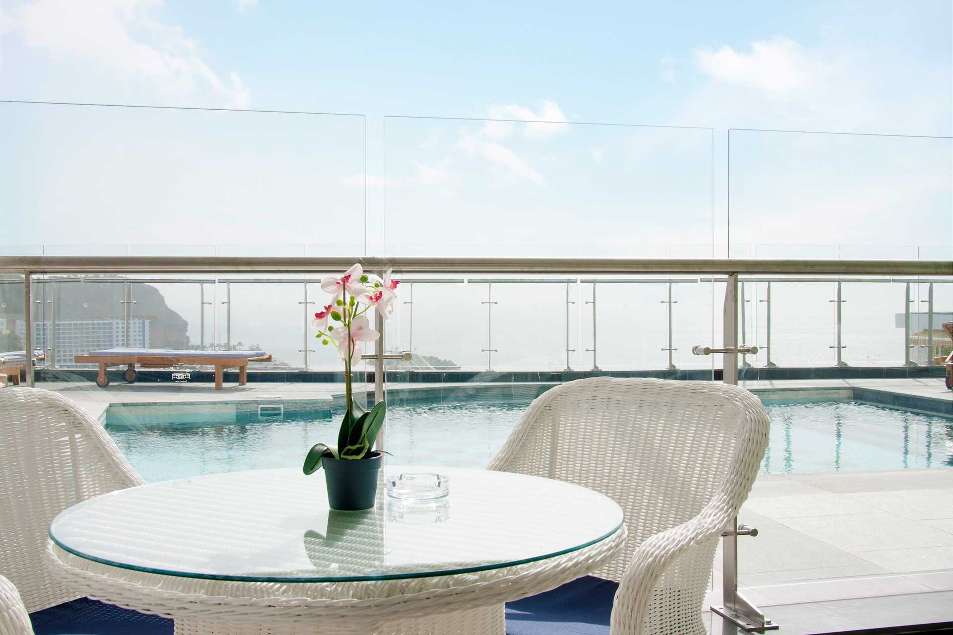 Superior-kaksio, jossa on pohjaterassi ja rajoitettu merinäköala Hotel Villa Magnassa Puerto Ricossa, Gran Canarialla.
