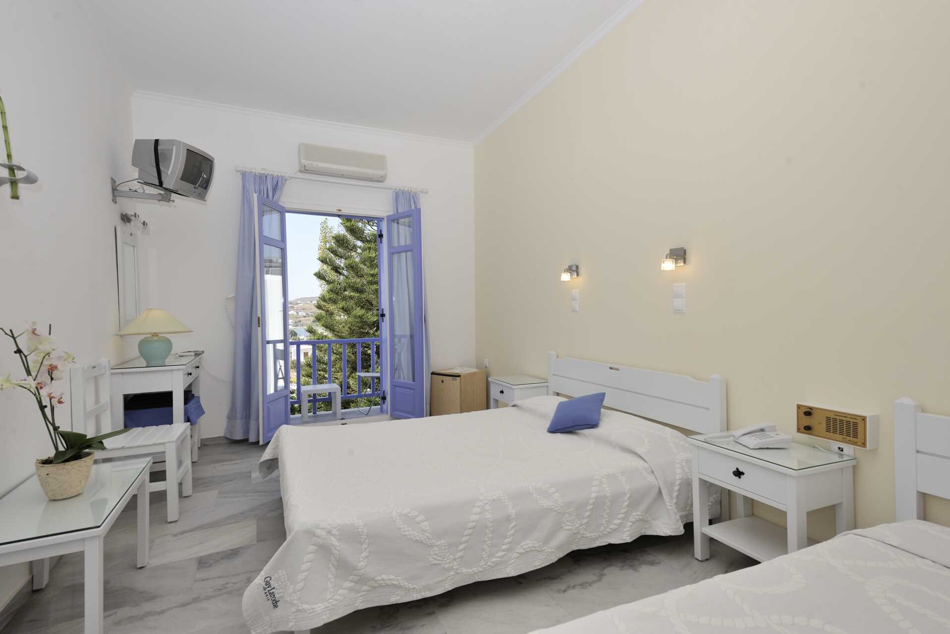 Kahden hengen huone, hotelli Panorama. Parikia, Paros.