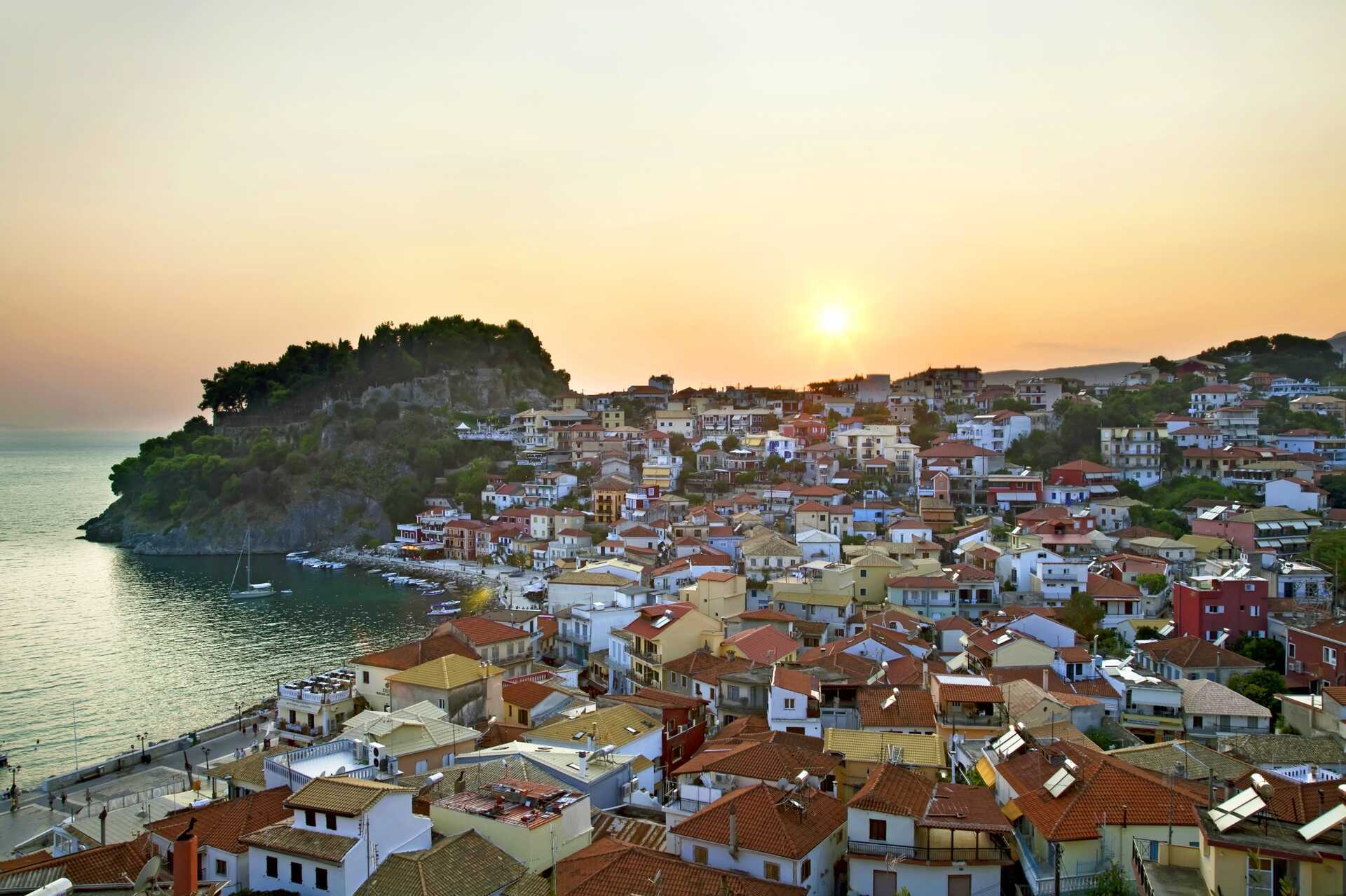Parga by night - omatoimisesti