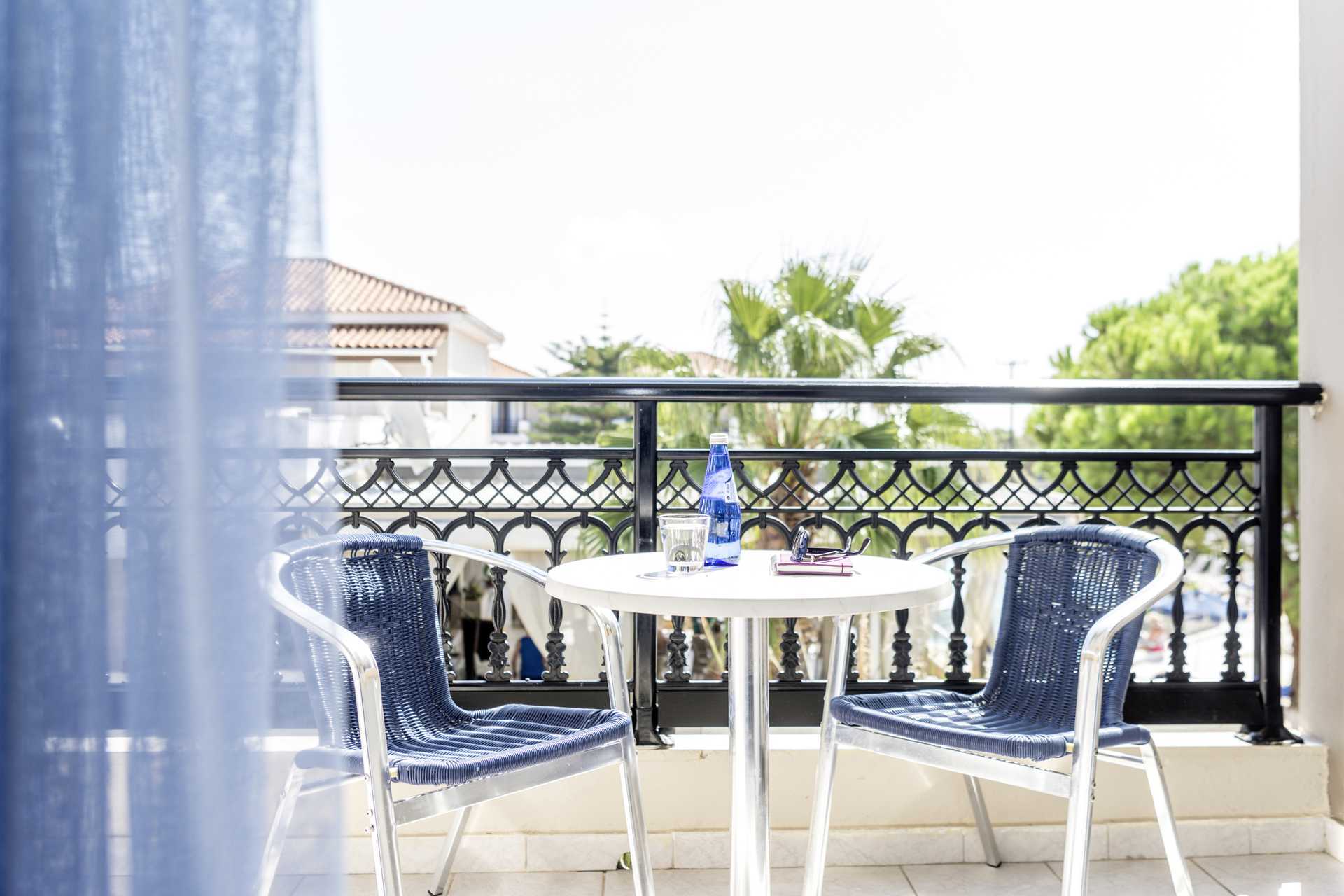 Parveke kahden hengen huoneessa, hotelli Dennys Inn. Kalamaki, Zakynthos, Kreikka.