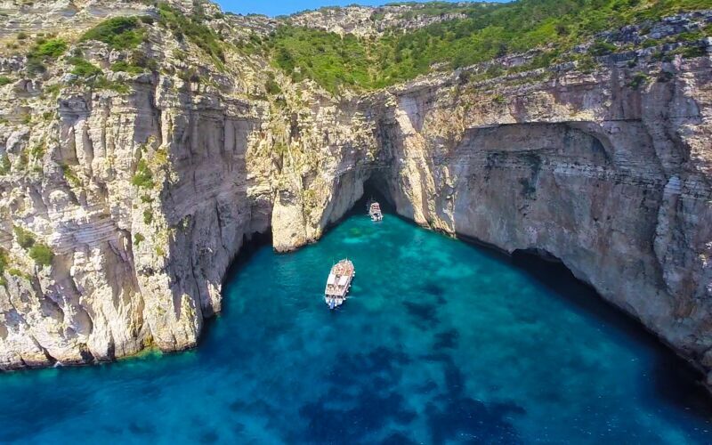 Joonian helmet – Paxos ja Antipaxos