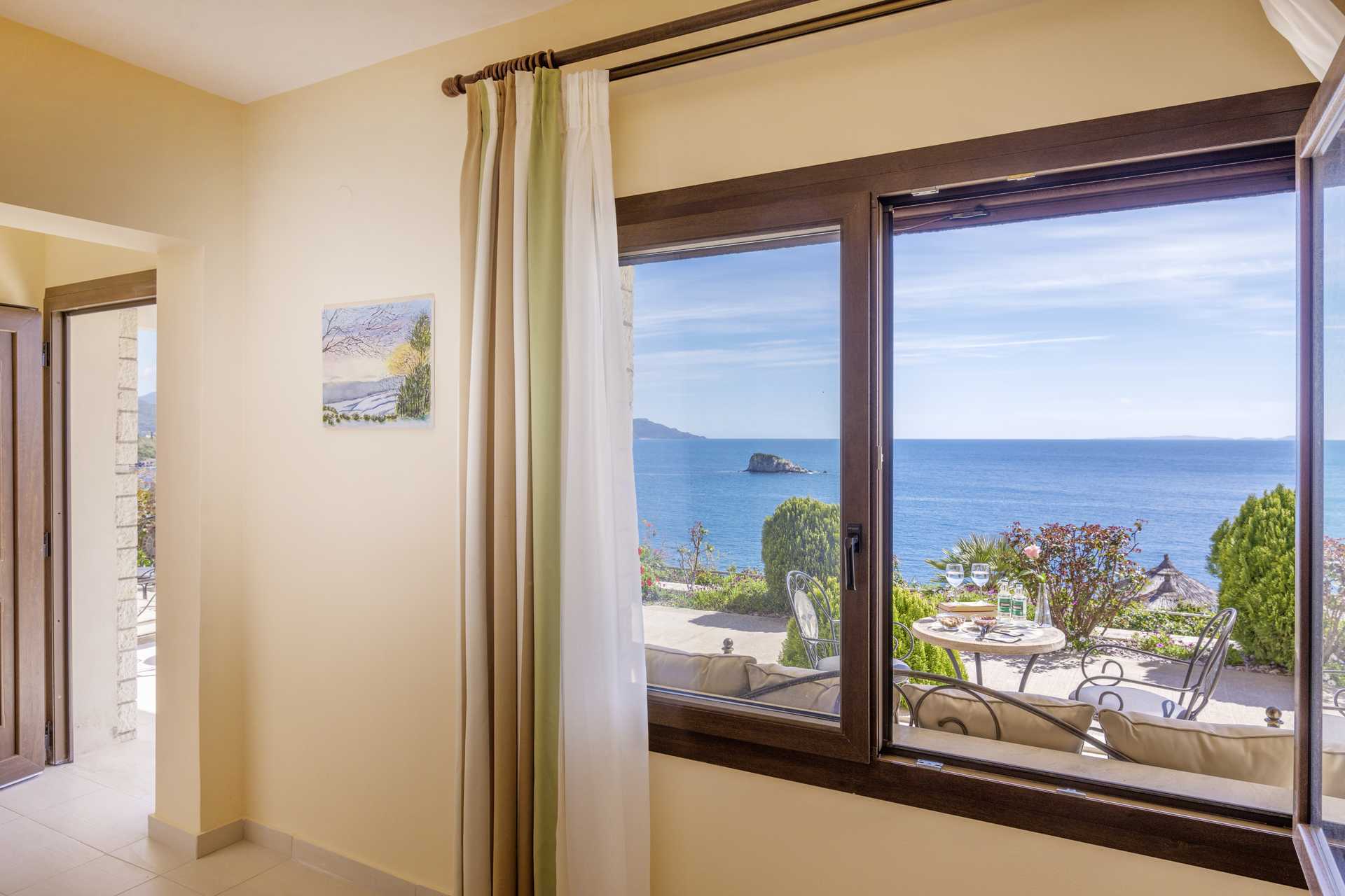 Perhehuone Costas Smeraldassa, Sivota