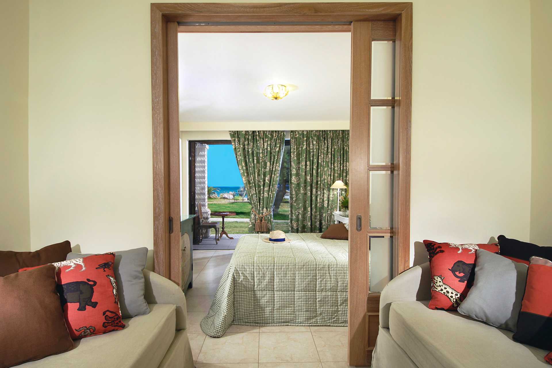 Perhehuone Hotelli Aquila Rithymna Beachissä Kreetalla, Kreikassa.