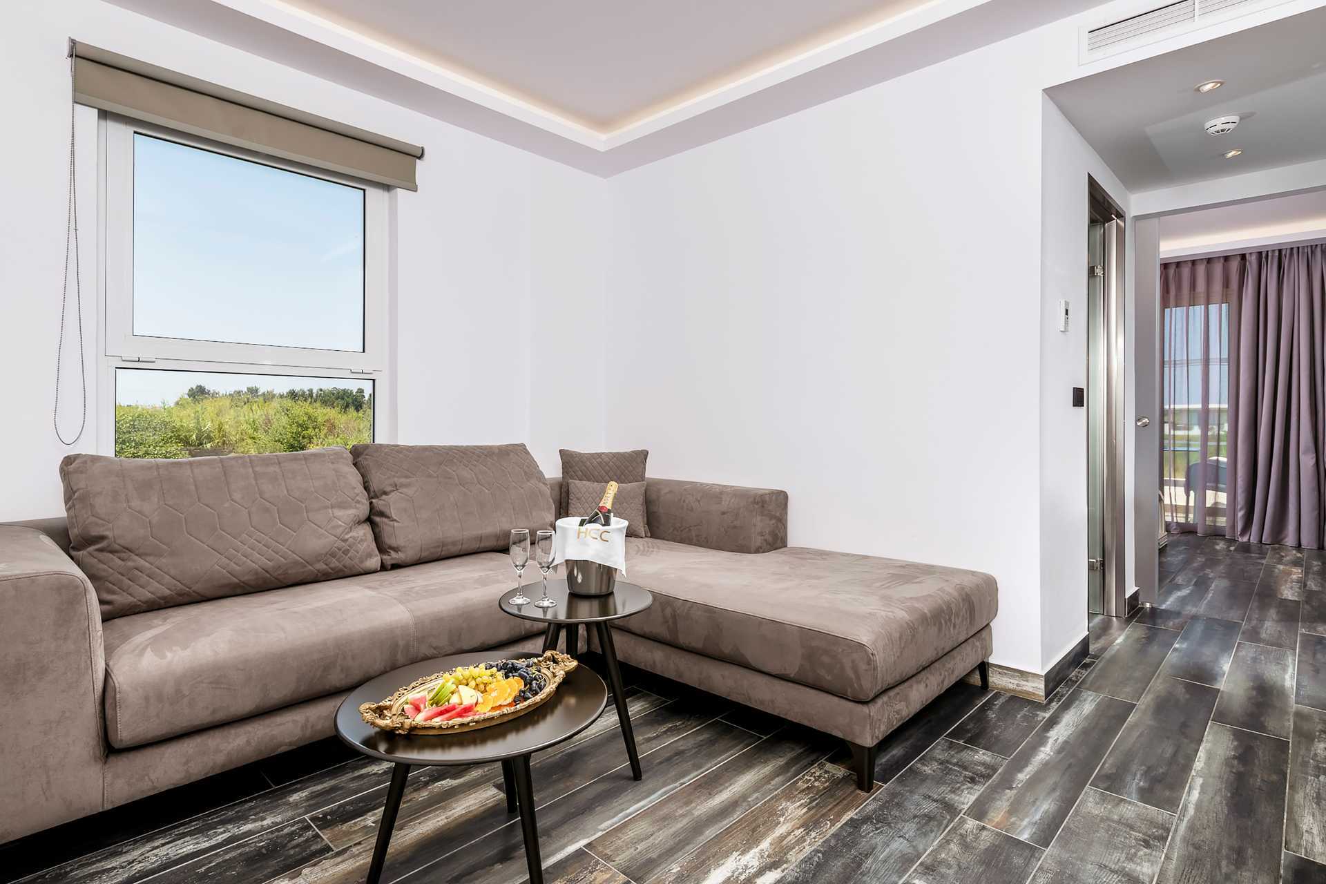 Perhehuone Hotelli Diamond Boutiquessa Lambissa Kosilla Kreikassa.