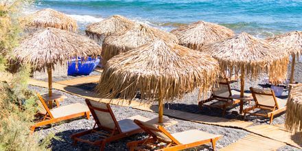 Nauti aurinkoisista päivistä rannalla. Perissa/Perivolos, Santorini, Kreikka.