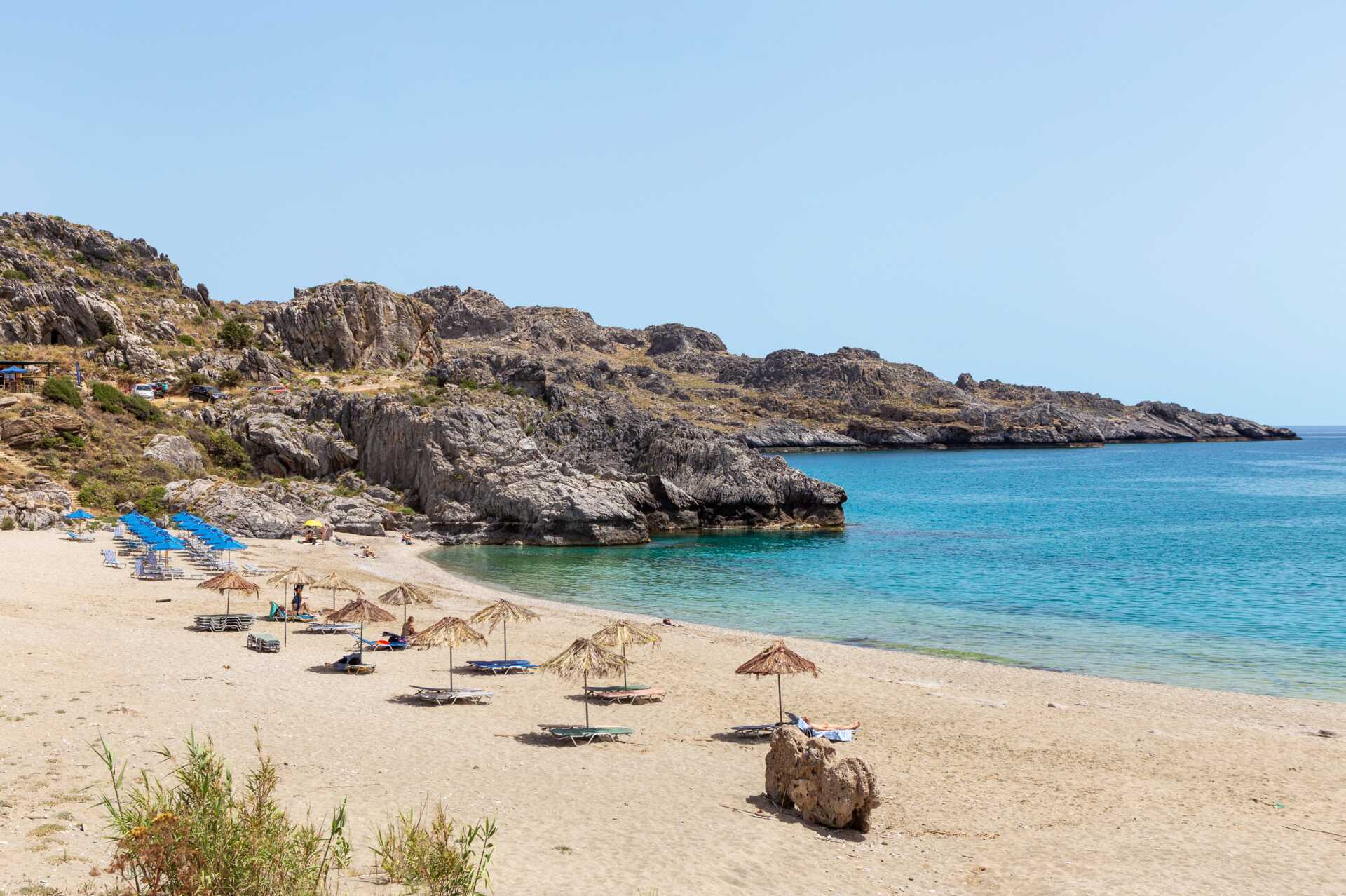 Nauti pulahduksesta turkoosinsiniseen veteen Plakiaksen lähistöllä, Kreetalla.