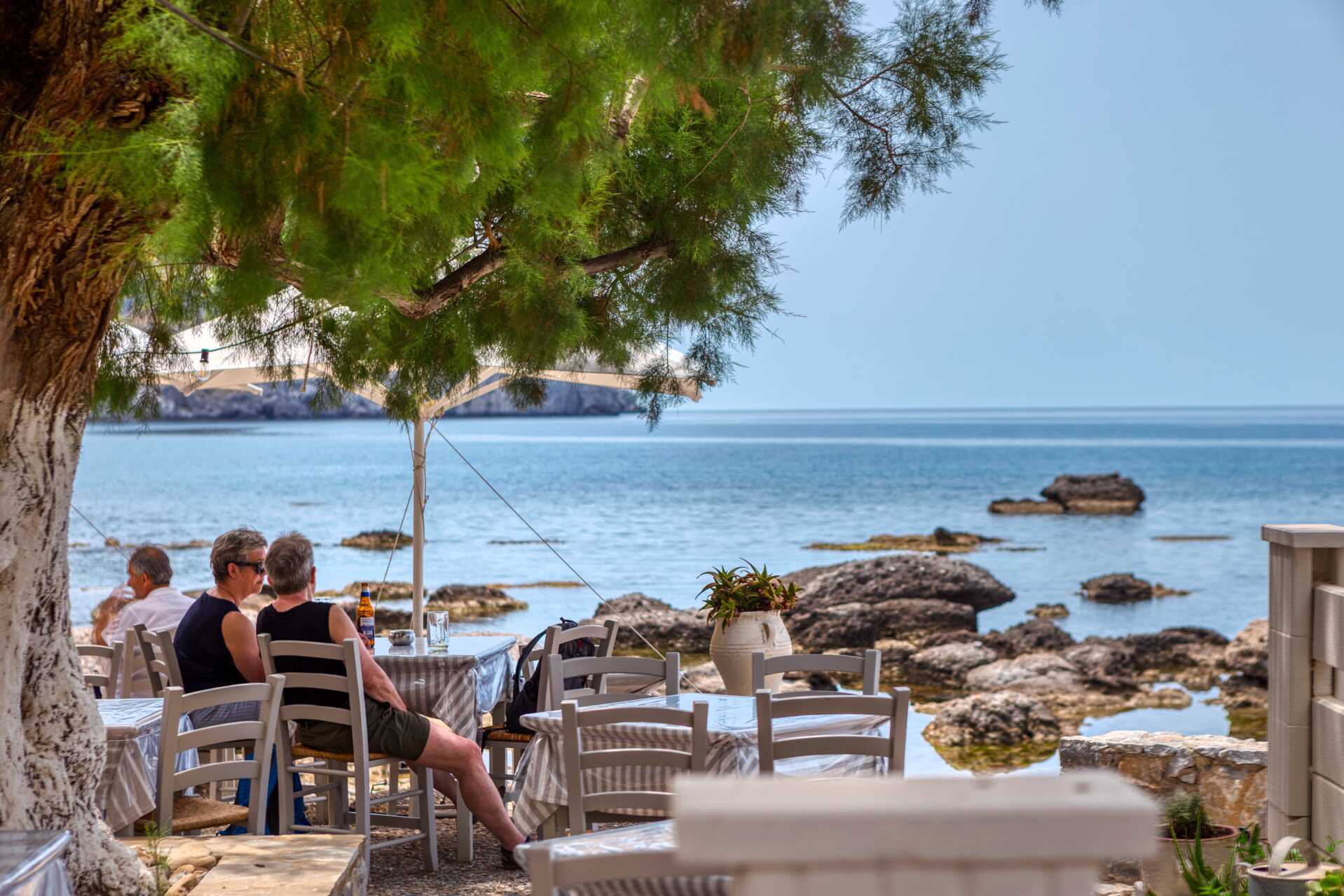 Nauti hyvistä kreikkalaisista ruoista näkymin Välimerelle.