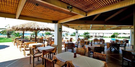 Allasalueen ravintola, hotelli Plaza Beach. Agia Anna, Kreikka.