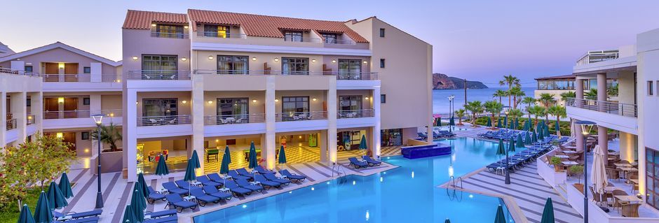 Huoneistohotelliosa Plaza di Porton allasalue, hotelli Porto Platanias Beach & Spa yhteydessä. Kreeta, Kreikka.