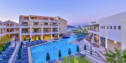 Huoneistohotelliosa Plaza di Porton allasalue, hotelli Porto Platanias Beach & Spa yhteydessä. Kreeta, Kreikka.