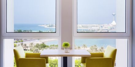 Lounge, hotelli Radisson Blu Hotel Resort Abu Dhabi Corniche. Abu Dhabi, Arabiemiraatit.