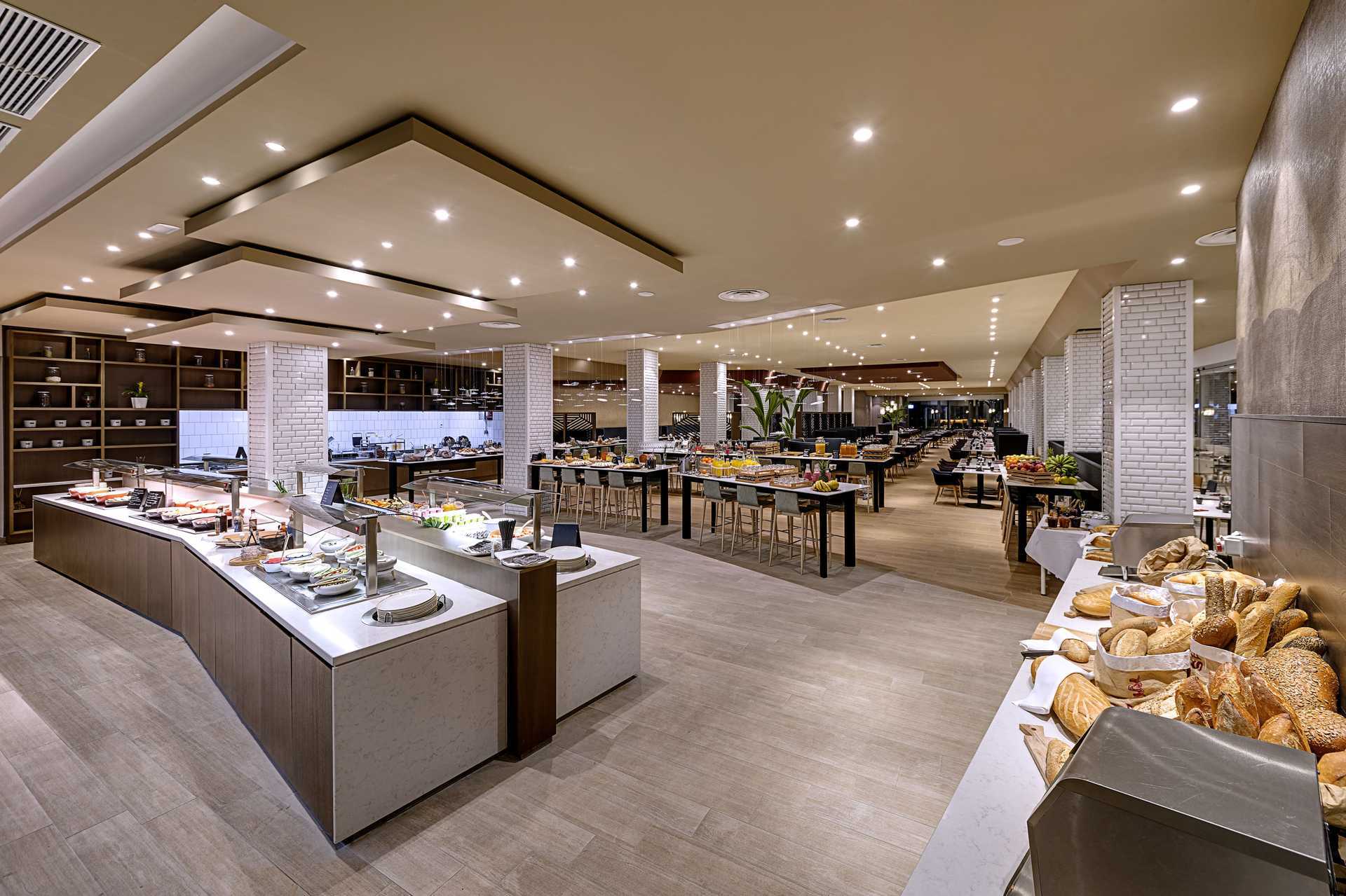 Buffetravintola The Larder Radisson Blu Resort &amp; Spassa Puerto de Mogánissa Gran Canarialla.