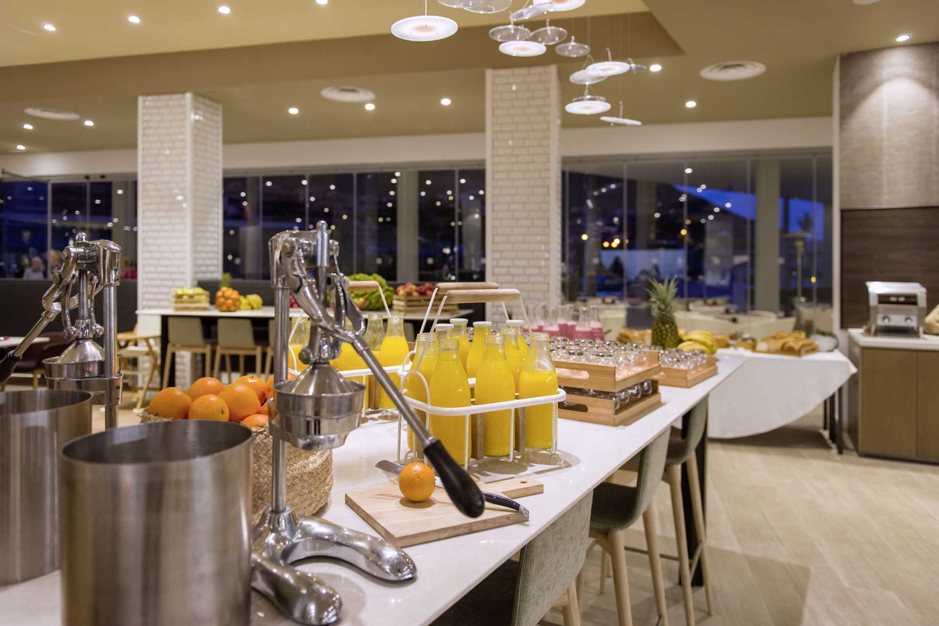 Buffetravintola The Larder Radisson Blu Resort &amp; Spassa Puerto de Mogánissa Gran Canarialla.