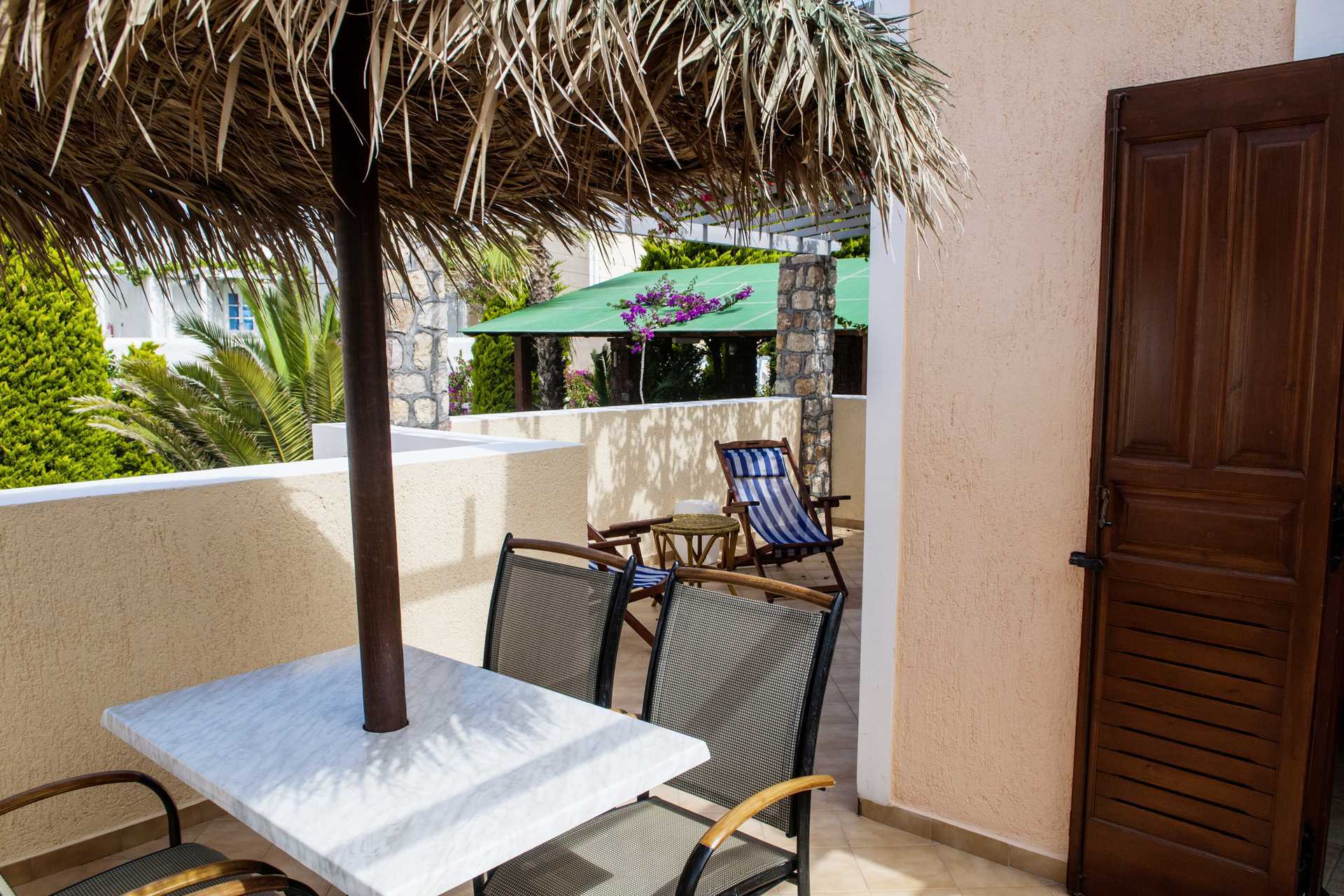 Remontoitu kaksio hotelli Polydefkisissä Kamarissa, Santorinilla, Kreikassa.