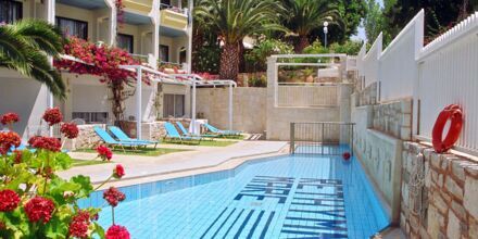 Perhehuone jaetulla altaalla, Hotelli Rethymno Mare Resort, Kreeta.